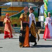 Коллекцию &laquo;Золотая хохлома&raquo; театра моды &laquo;Вдохновение&raquo; МЛШ публика встретила аплодисментами на Дне приморского меда 
