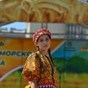 Коллекцию &laquo;Золотая хохлома&raquo; театра моды &laquo;Вдохновение&raquo; МЛШ публика встретила аплодисментами на Дне приморского меда 
