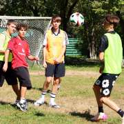 SportFest 2025 в МЛШ продолжается: старшеклассники вместе с учителями играют в футбол, волейбол, баскетбол и участвуют в круговой эстафете