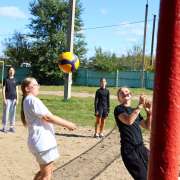 SportFest 2025 в МЛШ продолжается: старшеклассники вместе с учителями играют в футбол, волейбол, баскетбол и участвуют в круговой эстафете