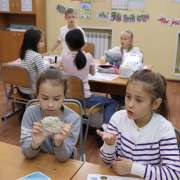 Следопыты МЛШ: к ученикам начальных классов пришли научные сотрудники Ботанического сада-института ДВО РАН и рассказали о секретах тайги