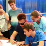 SportFest 2025 в МЛШ продолжается: старшеклассники вместе с учителями играют в футбол, волейбол, баскетбол и участвуют в круговой эстафете