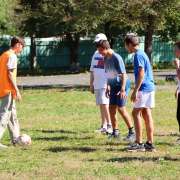 SportFest 2025 в МЛШ продолжается: старшеклассники вместе с учителями играют в футбол, волейбол, баскетбол и участвуют в круговой эстафете