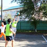 SportFest 2025 в МЛШ продолжается: старшеклассники вместе с учителями играют в футбол, волейбол, баскетбол и участвуют в круговой эстафете