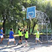 SportFest 2025 в МЛШ продолжается: старшеклассники вместе с учителями играют в футбол, волейбол, баскетбол и участвуют в круговой эстафете