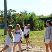 SportFest 2025 в МЛШ продолжается: старшеклассники вместе с учителями играют в футбол, волейбол, баскетбол и участвуют в круговой эстафете