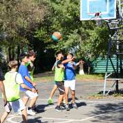 SportFest 2025 в МЛШ продолжается: старшеклассники вместе с учителями играют в футбол, волейбол, баскетбол и участвуют в круговой эстафете