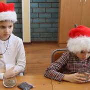 "Большие миры в маленьком стекле": ученики начальных классов МЛШ изготовили новогодний флорариум 