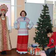 Новогодний &laquo;Русский клуб&raquo; в МЛШ: иностранные ученики спели русские новогодние песни, сыграли на ложках и получили подарки от Деда Мороза и Снегурочки