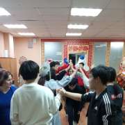 Новогодний &laquo;Русский клуб&raquo; в МЛШ: иностранные ученики спели русские новогодние песни, сыграли на ложках и получили подарки от Деда Мороза и Снегурочки