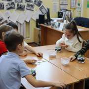 "Большие миры в маленьком стекле": ученики начальных классов МЛШ изготовили новогодний флорариум 