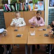 "Большие миры в маленьком стекле": ученики начальных классов МЛШ изготовили новогодний флорариум 