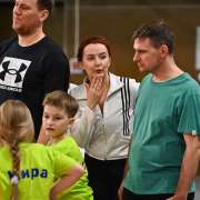 &laquo;Веселые старты&raquo; в МЛШ: команды учеников 2 классов вместе с родителями соревновались в ловкости и быстроте реакции