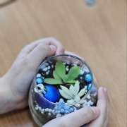 "Большие миры в маленьком стекле": ученики начальных классов МЛШ изготовили новогодний флорариум 