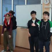 Новогодний &laquo;Русский клуб&raquo; в МЛШ: иностранные ученики спели русские новогодние песни, сыграли на ложках и получили подарки от Деда Мороза и Снегурочки