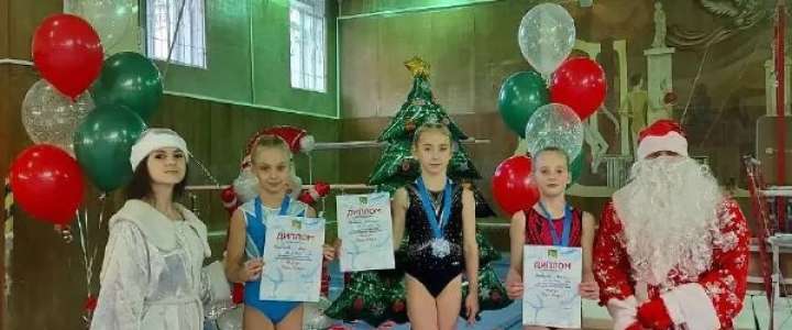 Ученица 3м2 класса МЛШ Виктория Шошина заняла 1 место на городских соревнованиях по спортивной гимнастике на призы Деда Мороза