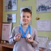 Ученик 5м3 класса МЛШ Артем Лесовский занял 2 и 3 места на Первенстве УГО по плаванию &laquo;Рождественские старты&raquo; 