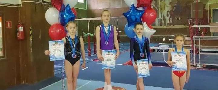Ученица 3м2 класса Международной лингвистической школы Виктория Шошина заняла 2 место на Чемпионате и Первенстве Приморского края по спортивной гимнастике по программе 2 взрослого разряда 