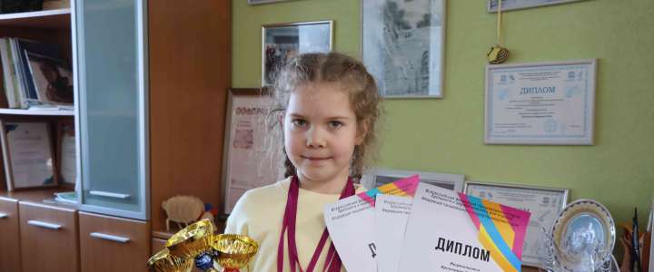 Ученицы МЛШ из 1м1 Виола Грибова, 2м1 Евангелина Кремешная и 6м2 класса София Маннаберг стали лучшими на танцевальных и вокальных конкурсах 
