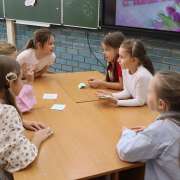 &laquo;Наши мамы так много знают!&raquo;: накануне 8 марта ученицы начальных классов МЛШ сыграли со своими мамами в квиз   