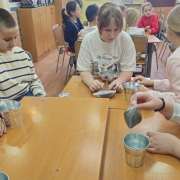 Цветы к празднику: мастер-класс &laquo;Первоцветы&raquo; для учеников начальных классов МЛШ провела специалист Ботанического сада-института ДВО РАН