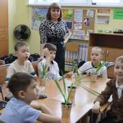 Цветы к празднику: мастер-класс &laquo;Первоцветы&raquo; для учеников начальных классов МЛШ провела специалист Ботанического сада-института ДВО РАН