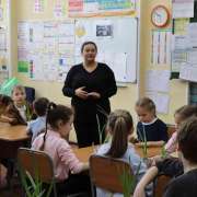 Цветы к празднику: мастер-класс &laquo;Первоцветы&raquo; для учеников начальных классов МЛШ провела специалист Ботанического сада-института ДВО РАН