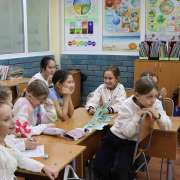&laquo;Наши мамы так много знают!&raquo;: накануне 8 марта ученицы начальных классов МЛШ сыграли со своими мамами в квиз   