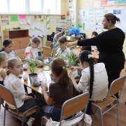 Цветы к празднику: мастер-класс &laquo;Первоцветы&raquo; для учеников начальных классов МЛШ провела специалист Ботанического сада-института ДВО РАН