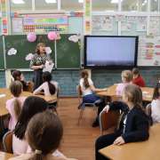 &laquo;Наши мамы так много знают!&raquo;: накануне 8 марта ученицы начальных классов МЛШ сыграли со своими мамами в квиз   