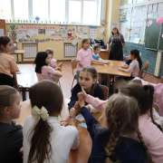 &laquo;Наши мамы так много знают!&raquo;: накануне 8 марта ученицы начальных классов МЛШ сыграли со своими мамами в квиз   