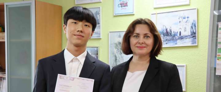 Ученик 11м класса МЛШ из Республики Корея Чон Юнху подтвердил знание русского языка на уровень В2