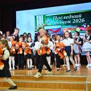 Дорогие наши выпускники, поздравляю вас с окончанием школы! 