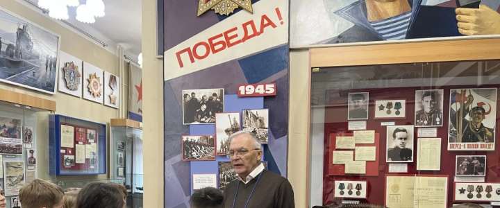 Накануне Дня Победы 3м2 класс МЛШ побывал в военно-историческом музее Тихоокеанского флота 