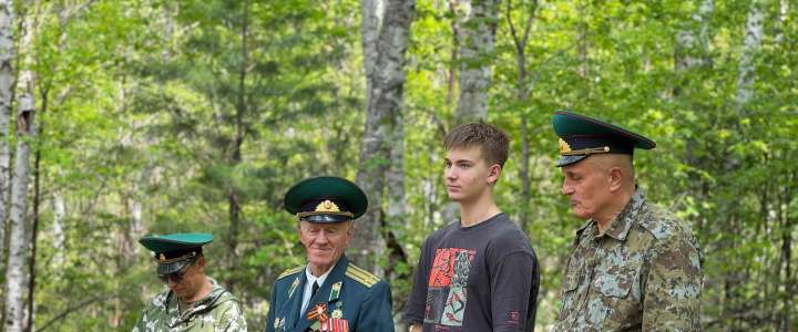 Ученик 7м2 класса МЛШ Назар Беловодский принял участие в Дозоре памяти у обелиска, установленного на месте боя в Мещеряковой пади в 1937 году