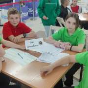 Учитель английского языка Лингвистической гимназии Александра Матюшина и ученицы 6 класса рассказали участникам смены ВДЦ &laquo;Океан&raquo; о работе над книжной рецензией    
